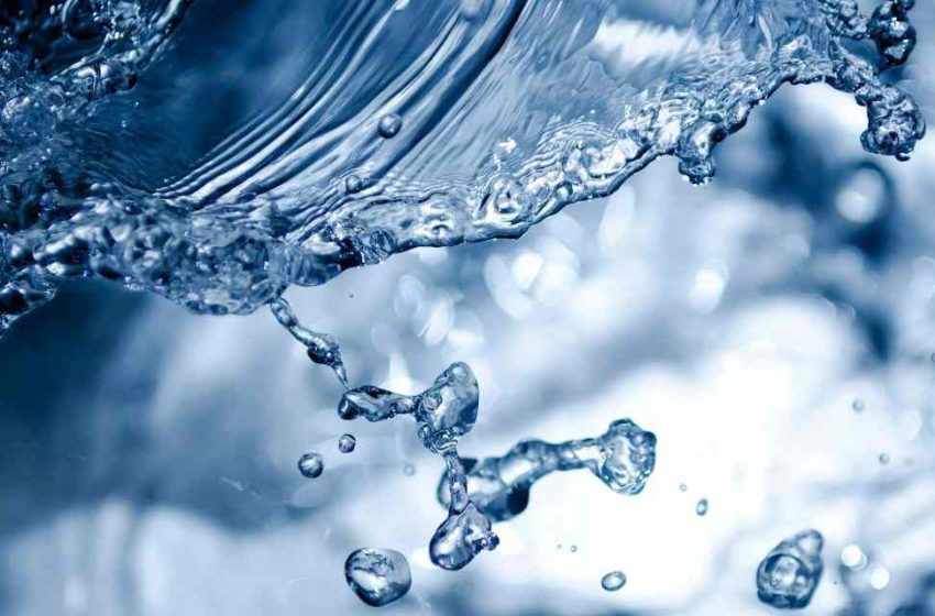  El agua consiste en dos tipos de líquidos